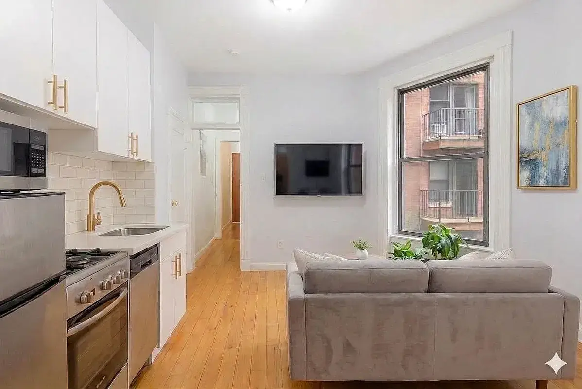 Three bedroom at 17 Saint Marks Place, kitchen and living area