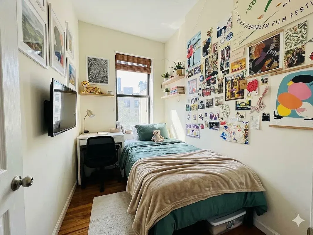 Three bedroom at 17 Saint Marks Place, bedroom with desk and window